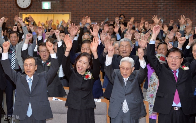 29일 오전 서울 서초구 매헌기념관에서 열림 윤봉길 의사 상해 의거 87주년 기념식에서 참석자들이 만세삼창을 하고 있다. 홍윤기 인턴기자