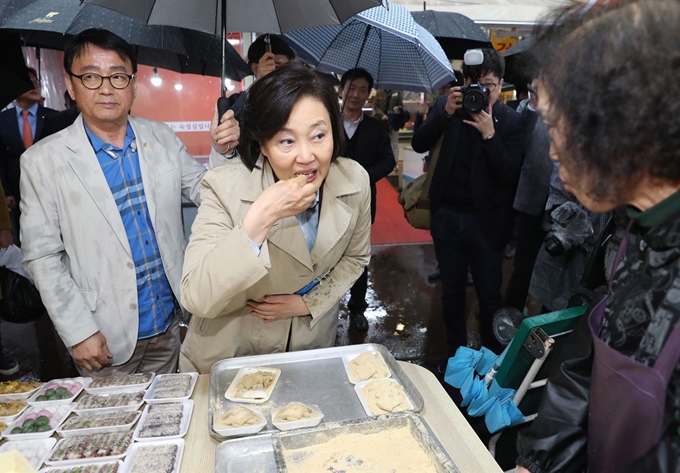 박영선 중소벤처기업부 장관이 29일 오후 대구 수성구 신매시장을 찾아 떡을 사서 먹고 있다. 박 장관은 신매시장을 찾은 자리에서 시장 상인들과 간담회를 갖고 어려움도 청취했다. 연합뉴스