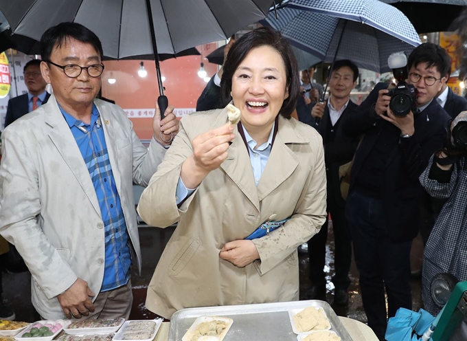 박영선 중소벤처기업부 장관이 29일 오후 대구 수성구 신매시장을 찾아 떡을 사서 먹고 있다. 박 장관은 신매시장을 찾은 자리에서 시장 상인들과 간담회를 갖고 어려움도 청취했다. 연합뉴스