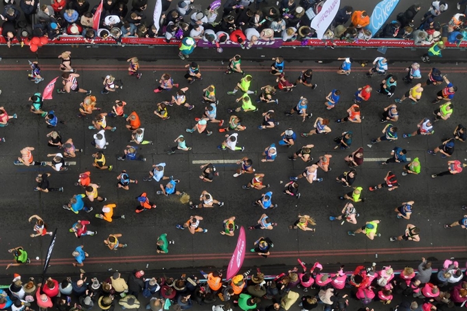 영국 런던에서 28일(현지시간) 올해로 39회를 맞는 '2019 런던 마라톤 대회'가 열려 참가자들이 타워 브리지를 건너고 있다. 로이터 연합뉴스