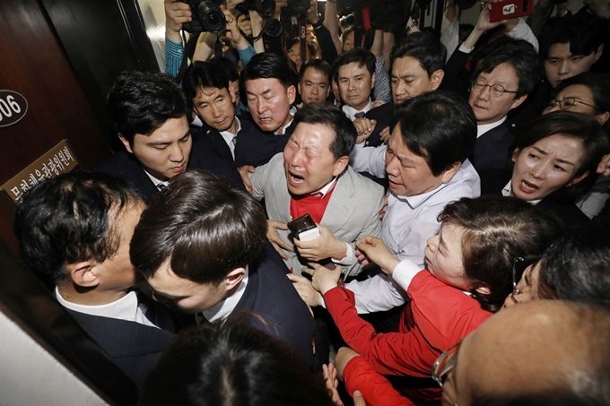 29일 국회에서 열린 국회 사법개혁특별위원회에서 이상민 위원장이 본청 220호에서 507호 문화체육관광위원회 회의실로 장소를 옮기자 자유한국당과 바른미래당 의원들이 뒤늦게 도착, 문 앞에서 거세게 항의하고 있다. 2019.4.29 연합뉴스