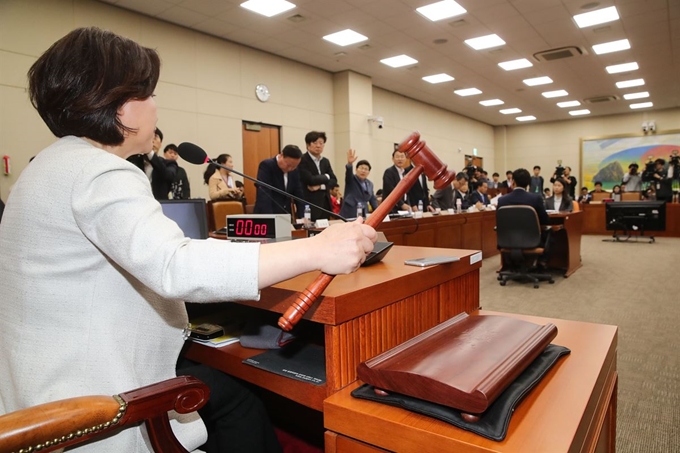 29일 밤 국회 정무위 회의실에서 열린 정치개혁특위에서 심상정 위원장이 개의를 알리는 의사봉을 두드리고 있다. 연합뉴스