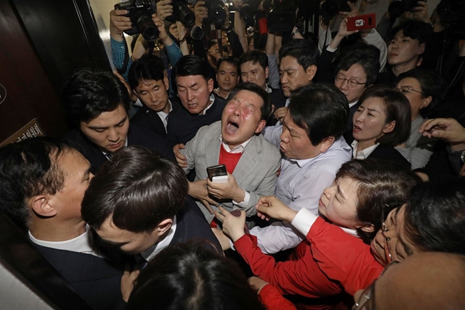 29일 오후 서울 여의도 국회 내 문화체육관광부 회의장에서 열린 사법개혁특별위원회에 참석하기위해 자유한국당 의원들이 진입을 시도하고 있다. 뉴스1