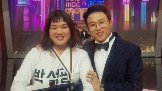 방송인 박성광(오른쪽)과 그의 매니저인 임송이 지난해 MBC '방송연예대상'에서 상을 받고 기념 촬영을 하고 있다. 박성광 사회관계망서비스