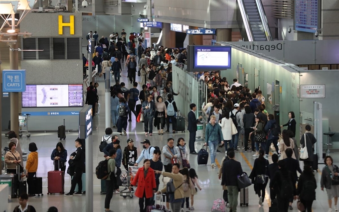 30일 오전 인천국제공항 1터미널 출국장이 북적이고 있다. 연합뉴스