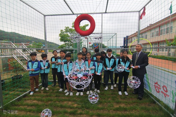 경북 청도군 각남초 학생들이 30일 교내 드론축구장에서 드론축구를 시작하기 전 드론을 띄워 이상 유무를 확인하고 있다. 청도=김민규기자 whitekmg@hankookilbo.com