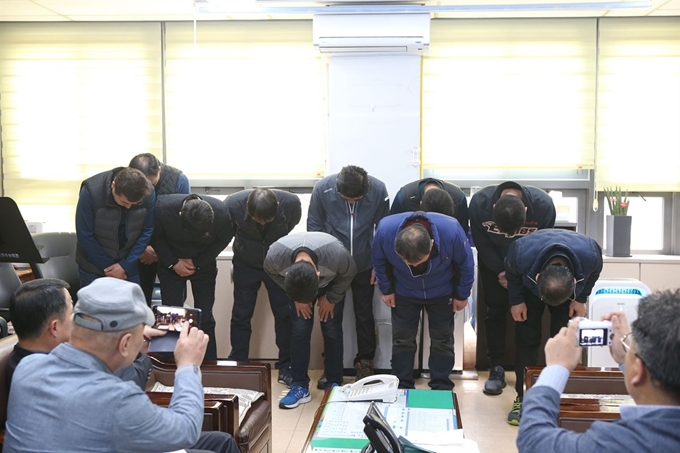 30일 충남 보령시 대천항 수산시장 상인들이 퇴직금 '갑질논란'과 관련해 고개를 숙이고 있다. 보령시 제공