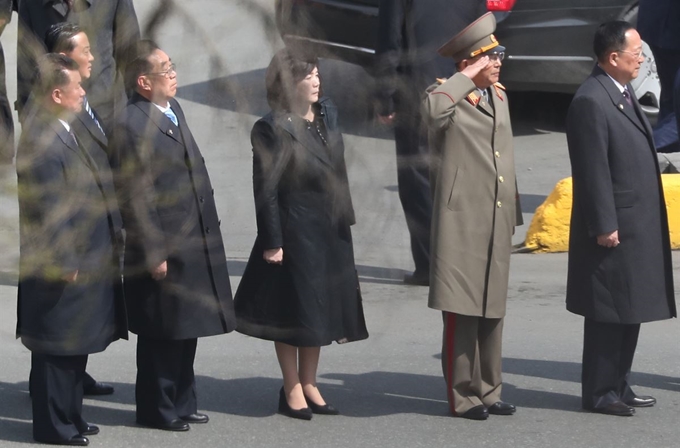 26일(현지시간) 러시아 블라디보스토크역 앞에서 열린 김정은 북한 국무위원장 환송행사에서 북한 인사들이 애국가를 부르고 있다. 왼쪽부터 오수용 노동당 부위원장, 김철규 호위사령부 부사령관, 김평해 노동당 부위원장, 최선희 외무성 제1부상, 리영길 군 참모총장, 리용호 외무상.