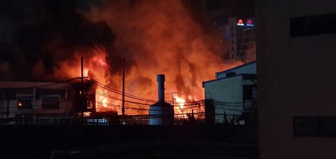 경기 군포의 페인트 제조 공장인 강남제비스코 공장 내부에서 30일 오후 9시 5분쯤 화재가 발생해 불길과 검은 연기가 치솟고 있다. 군포=연합뉴스