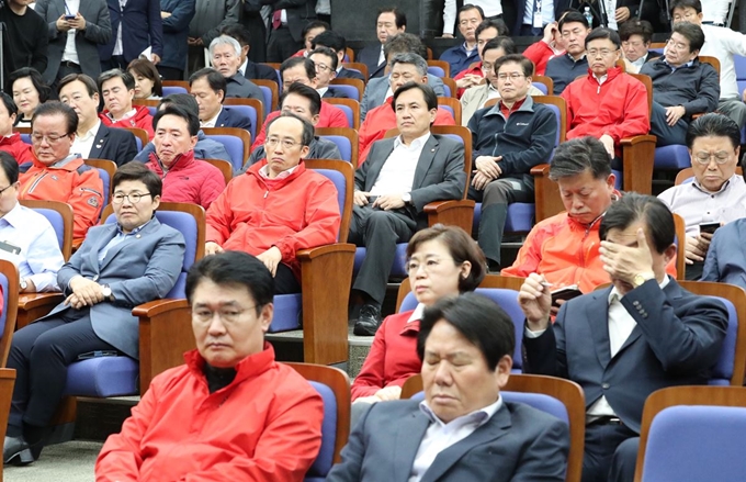 지난달 30일 국회에서 열린 자유한국당 의원총회에서 참석자들이 굳은 표정을 짓고 있다. 이 자리에서 한국당 의원들은 '한국당 해산' 청와대 국민청원이 조작이라고 주장했다. 연합뉴스