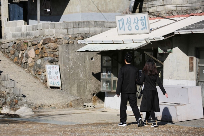 순천드라마촬영장에는 옛날 교복과 교련복을 입은 여행객이 많다.