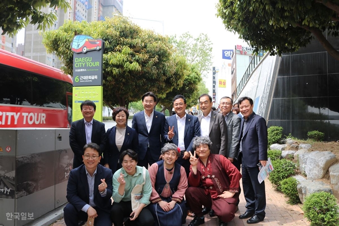 [저작권 한국일보] 1일 대구시의회 문화복지위원회와 대구시 관계자들이 올 3월 확대 개편을 마친 대구시티투어 도심순화코스 근대문화골목 정류장에서 하차해, 버스 내 에서 '망구 망태 쇼쇼쇼' 깜짝극을 펼친 공연자들과 기념촬영을 하고 있다. 윤희정기자 yooni@hankookilbo.com