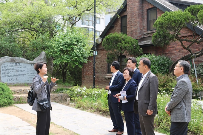 [저작권 한국일보] 1일 대구시의회 문화복지위원회 등이 근대골목투어 청라언덕에 방문해 이영숙 문화관광해설사 설명을 듣고 있다. yooni@hankookilbo.com