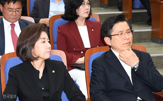 자유한국당 황교안(오른쪽) 대표와 나경원 원내대표가 지난 30일 국회에서 열린 의원총회에 참석하고 있다. 오대근 기자