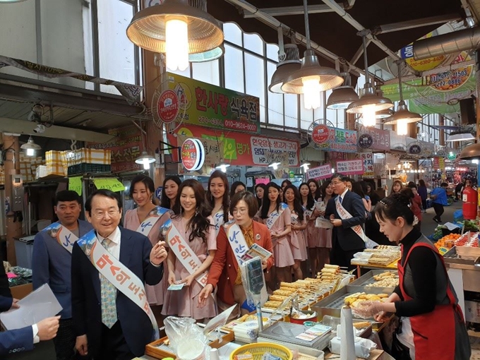 전남ㆍ제주 미스코리아 후보자들이 김종식 목포시장과 함께 목포 동부전통시장 맛집을 방문, 친절과 청결 캠페인을 벌이고 있다.