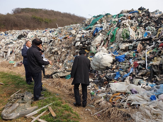 무단으로 버려진 사업장 폐기물. 본 기사와 직접적 관련 없음. 한국일보 자료사진