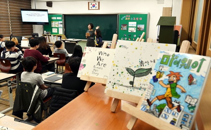 ‘어린이 작가 교실 속 그림책’ 수업이 진행되고 있는 서울 홍릉초 4학년 3반 교실에서 아이들이 자신이 쓸 동화의 개요를 발표하고 있다. 교실 곳곳에는 이렇게 탄생한 이야기들이 한 권의 책으로 만들어져 진열돼 있다. 배우한 기자