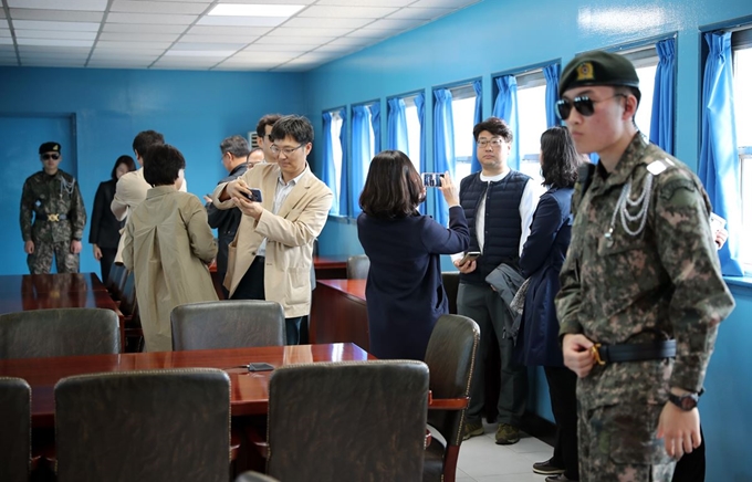 판문점 공동경비구역(JSA) 견학이 재개된 1일 오전 일반인 관람객들이 군사정전위원회 본회의실(T-2) 내부를 구경하고 있다. 사진공동취재단ㆍ한국일보