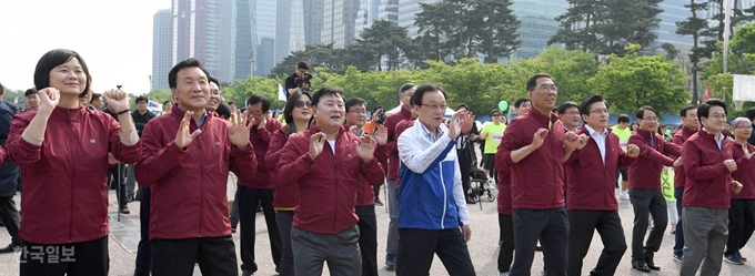 노동절 마라톤대회노동절인 1일 오전 서울 여의도 문화마당에서 열린 한국노총 2019 노동절 마라톤대회에서 각 정당 대표들이 준비운동을 하고 있다. 왼쪽부터 정의당 이정미 대표, 바른미래당 손학규 대표. 한명 건너뛰고 더불어민주당 이해찬 대표, 김주영 한국노총 위원장, 자유한국당 황교안 대표, 민주평화당 정동영 대표. 서재훈 기자