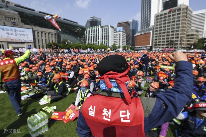 5월 1일 노동절을 맞아 서울 중구 시청광장에서 민주노총이 2019 세계 노동절 대회를 열었다. 이날 행사에는 주최측 추산 2만7,000여명의 참가자들이 모였다. 참가자들은 시청 대회 이후 청와대, 상공회의소, 대한항공 등의 장소로 나눠 일정을 이어갔다. 이한호 기자