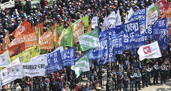 5월 1일 노동절을 맞아 서울 중구 시청광장에서 민주노총이 2019 세계 노동절 대회를 열었다. 이날 행사에는 주최측 추산 2만7,000여명의 참가자들이 모였다. 참가자들은 시청 대회 이후 청와대, 상공회의소, 대한항공 등의 장소로 나눠 일정을 이어갔다. 이한호 기자