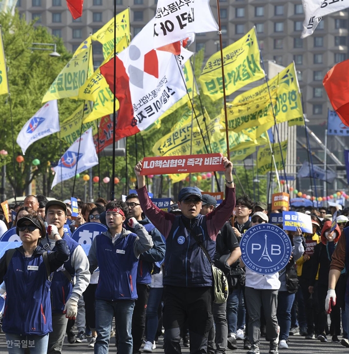 5월 1일 노동절을 맞아 서울 중구 시청광장에서 민주노총이 2019 세계 노동절 대회를 열었다. 이날 행사에는 주최측 추산 2만7,000여명의 참가자들이 모였다. 참가자들은 시청 대회 이후 청와대, 상공회의소, 대한항공 등의 장소로 나눠 일정을 이어갔다. 이한호 기자