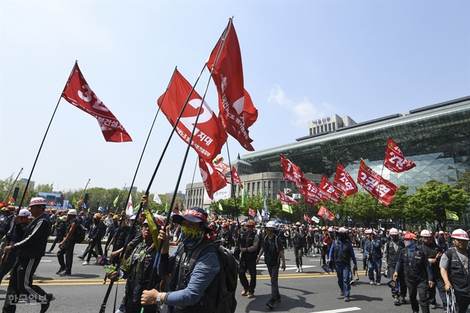 5월 1일 노동절을 맞아 서울 중구 시청광장에서 민주노총이 2019 세계 노동절 대회를 열었다. 이날 행사에는 주최측 추산 2만7,000여명의 참가자들이 모였다. 참가자들은 시청 대회 이후 청와대, 상공회의소, 대한항공 등의 장소로 나눠 일정을 이어갔다. 이한호 기자