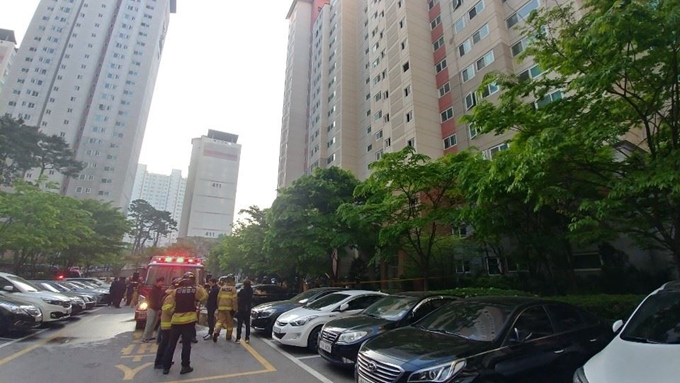 2일 새벽 청주 도심 아파트에서 불이 나 주민 1명이 숨지고 수십명이 연기를 흡입했다. 소방당국이 아파트 단지에 출동해 진화하고 있는 모습. 충북도소방본부 제공