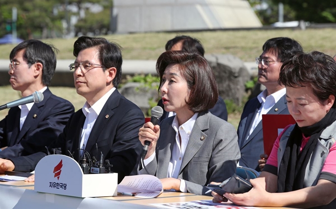 나경원(왼쪽 세 번째) 자유한국당 원내대표가 2일 오전 서울 청와대 앞 분수대 광장에서 열린 최고위원회의에서 모두발언을 하고 있다. 연합뉴스