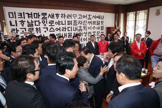 자유한국당 의원들이 국회의장실에 난입한 24일 오후 임이자 자유한국당 의원이 문희상 국회의장의 길을 막아 충돌을 빚었다. 배우한 기자