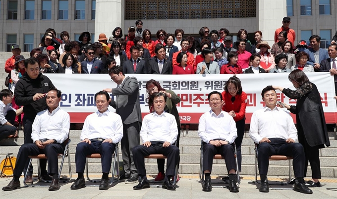 자유한국당 좌파독재저지특별위원장을 맡은 김태흠 의원을 비롯한 4명의 의원들과 지역 위원장이 2일 오전 국회 본청 앞에서 선거법 개정안과 고위공직자범죄수사처(공수처) 법안 패스트트랙(신속처리안건) 지정의 부당성을 알리는 삭발식을 하고 있다. 연합뉴스