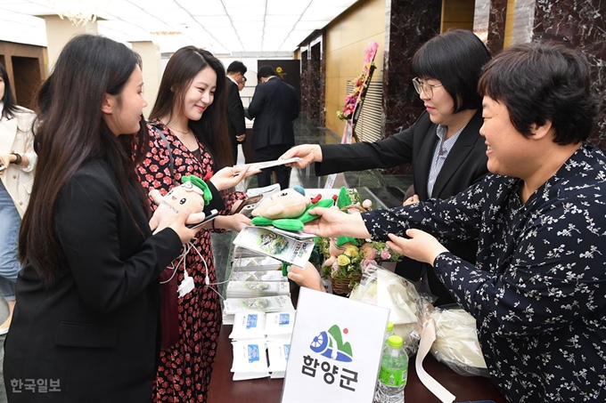 30일 오후 창원 의창구 그랜드 머큐어 앰배서더 창원에서 ‘2019 미스경남 선발대회’가 열려 관람객들이 함양군이 마련한 ‘2020 함양산삼항노화엑스포’ 홍보부스에서 팸플릿과 캐릭터 인형을 받고 있다.