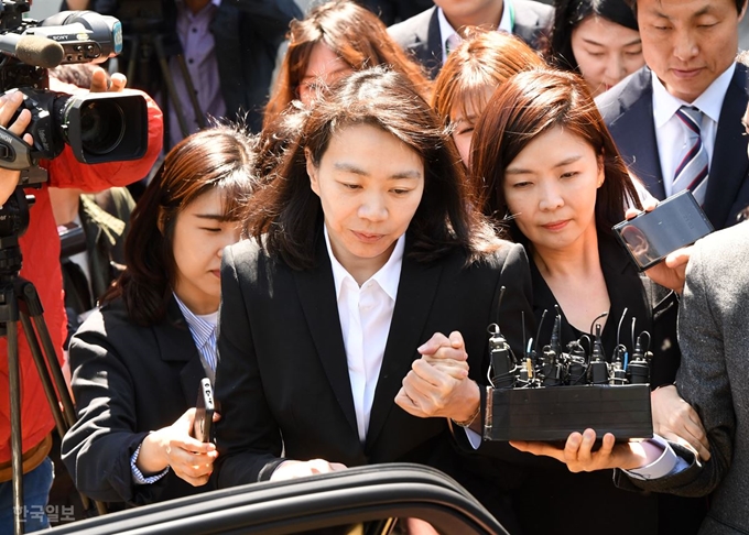 외국인 가사도우미를 불법 고용한 혐의로 기소된 조현아 전 대한항공 부사장이 2일 오전 서울 서초구 서울중앙지법에서 열린 첫 공판을 마친 뒤 나오고 있다. 홍인기 기자