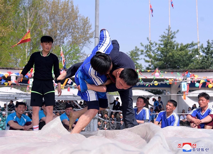 지난 1일 북한 각지에서 제129주년 노동절을 맞아 당과 정부 간부들이 노동자들과 기념행사를 가졌다고 조선중앙통신이 2일 보도했다. 평양 조선중앙통신=연합뉴스