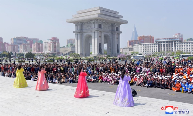 지난 1일 북한 각지에서 제129주년 노동절을 맞아 당과 정부 간부들이 노동자들과 기념행사를 가졌다고 조선중앙통신이 2일 보도했다. 평양 조선중앙통신=연합뉴스