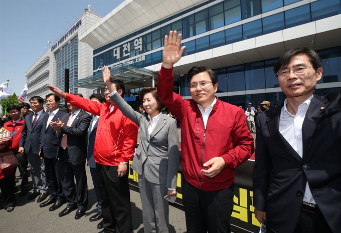 패스트트랙 지정의 문제점을 알리기 위해 '경부선 투쟁'에 나선 자유한국당 황교안 대표와 나경원 원내대표가 2일 오후 대전시 동구 대전역 광장에서 열린 '문재인 STOP! 대전시민이 심판합니다' 행사에서 구호를 외치고 있다. 연합뉴스