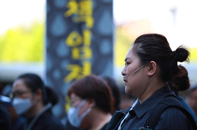 가습기살균제 피해자와 유가족들이 2일 서울 여의도 옥시레킷벤키저 본사 앞에서 가습기살균제 피해 사망자 시민분향소를 설치하며 기자회견을 갖고 있다. 연합뉴스