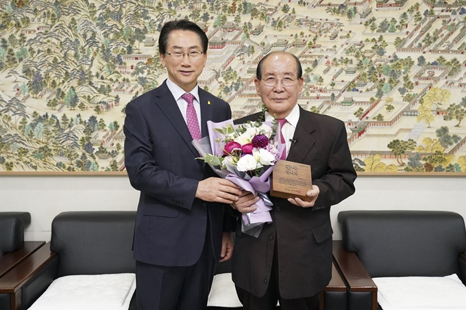 ‘할담비’ 지병수(오른쪽) 할아버지가 30일 김영종 종로구청장으로부터 감사패를 받은 후 기념사진을 찍고 있다. 종로구 제공