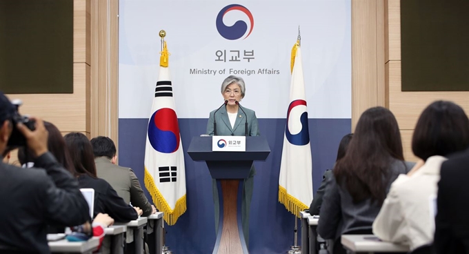 강경화 외교부 장관이 2일 오전 서울 종로구 도렴동 외교부에서 열린 내신 기자단 대상 브리핑에서 한미간 비핵화 협상 등 외교 현안에 대한 질문에 답하고 있다. 연합뉴스