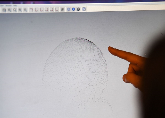 컴퓨터가 3차원 스캐너로 측정한 데이터를 분석해 고객의 두상을 그려내고 있다. 홍인기 기자