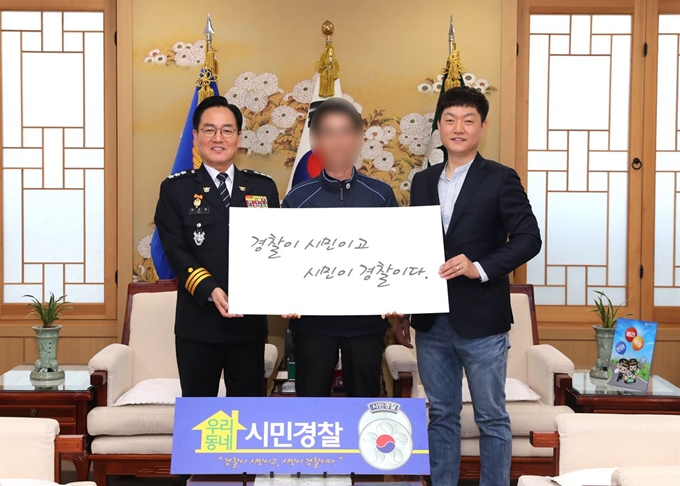 경기남부청은 차량 블랙박스 영상 제공, 경찰이 절도피의자를 검거하는데 결정적인 영상을 제공한 시민 송모씨에게 포상 및 시민경찰로 위촉했다. 경기남부경찰청 제공