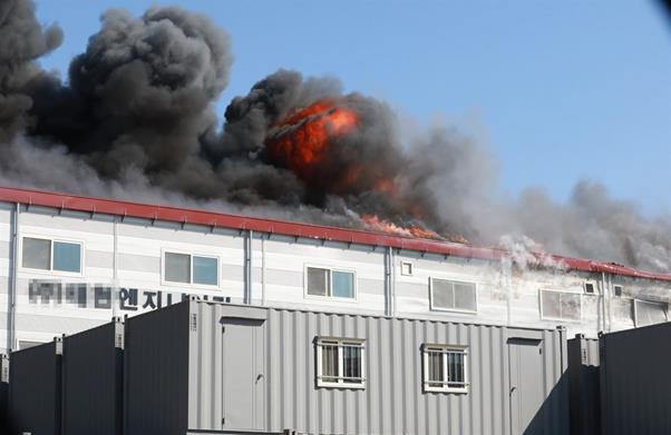 2일 오후 2시 20분쯤 김포시 양촌읍 학운리 학운 4 산단내 플라스틱 사출공장에서 화재가 발생했다. 소방대원들이 화재를 진압하고 있다. 뉴스1