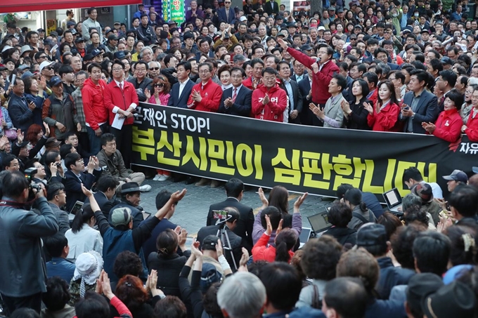 패스트트랙 지정의 문제점을 알리기 위해 '경부선 투쟁'에 나선 자유한국당 황교안 대표가 2일 오후 부산 부산진구 서면 거리에서 열린 '문재인 STOP! 부산시민이 심판합니다' 기자회견에서 발언하고 있다. 부산=연합뉴스