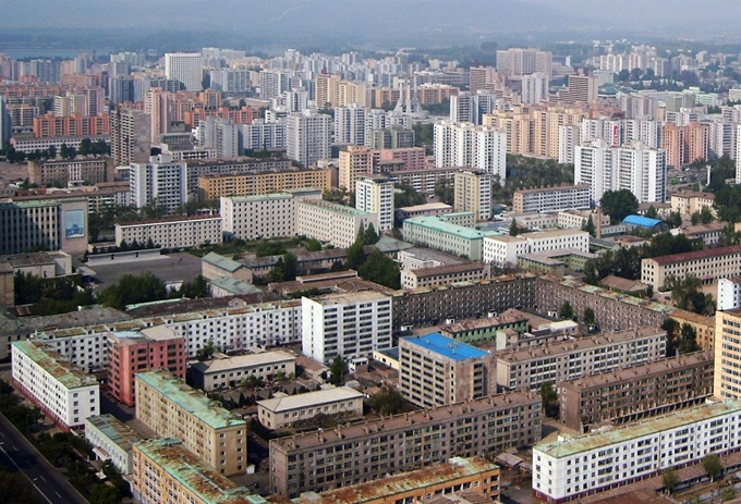 높은 아파트단지가 빽빽하게 조성된 평양시내의 모습. 한국일보 자료사진