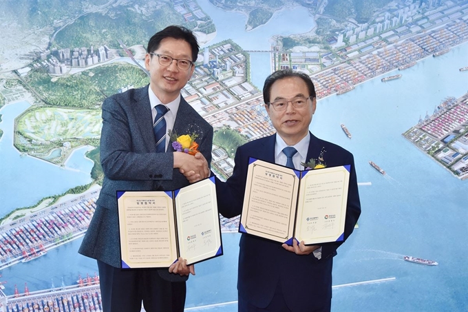 3일 오전 오거돈(오른쪽) 부산시장과 김경수 경남지사가 부산항 홍보관에서 ‘부산항 미래비전 실천 상생협약’ 체결 후 기념사진을 찍고 있다.