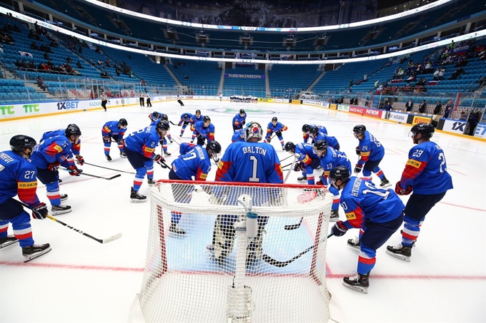 한국 남자 아이스하키 돌풍이 2019 국제아이스하키연맹(IIHF) 세계선수권 디비전 1그룹 A 대회 초반을 강타하고 있다. '꿈의 무대'인 IIHF 월드챔피언십(톱 디비전) 승격이라는 쾌거를 만들어냈던 2년 전 우크라이나 키예프 대회 당시의 기세를 초월하는 괴력이다. 사진은 슬로베니아전 결의 다지는 한국 남자 아이스하키 대표팀. 대한아이스하키협회 제공