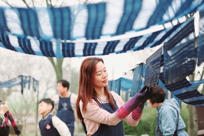 전남 나주시 천연염색박물관의 쪽 염색 체험. 나주시 제공/2019-05-03(한국일보)