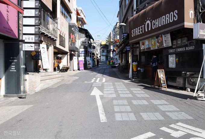 2일 오후 서울 용산구 이태원 경리단길에 사람이 없어 한산한 모습. 홍인기 기자