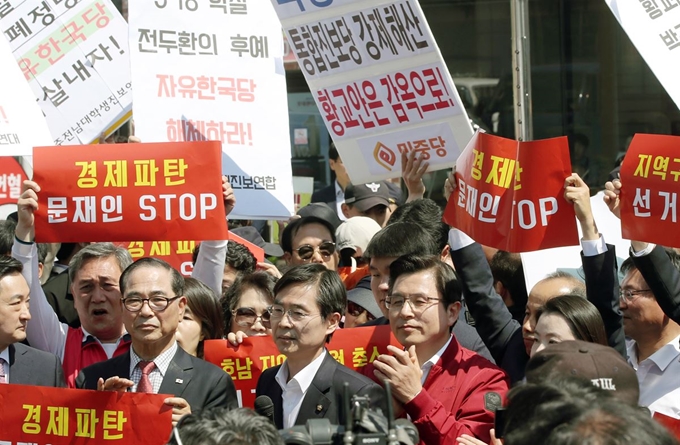 자유한국당 황교안 대표를 비롯한 의원들이 3일 오전 광주 송정역 광장에서 광주 시민들과 시민단체들의 항의 속에서 '문재인 STOP! 광주시민이 심판합니다' 행사를 열고 있다. 광주=연합뉴스