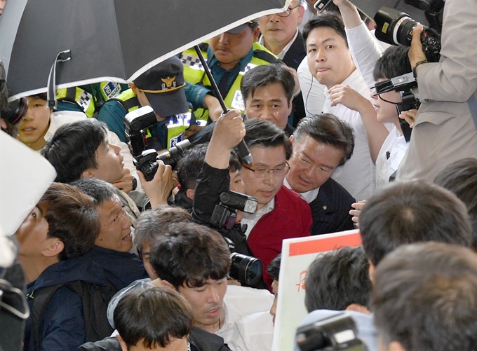 자유한국당 황교안 대표가 3일 오전 광주 광산구 광주송정역광장에서 '문재인 STOP! 광주시민 심판합니다' 행사를 마친 뒤 빠져나가고 있다. 지역 5·18 단체 등 시민단체가 '자유한국당 해체' 등을 촉구하며 황 대표 길을 막고 있다. 뉴시스